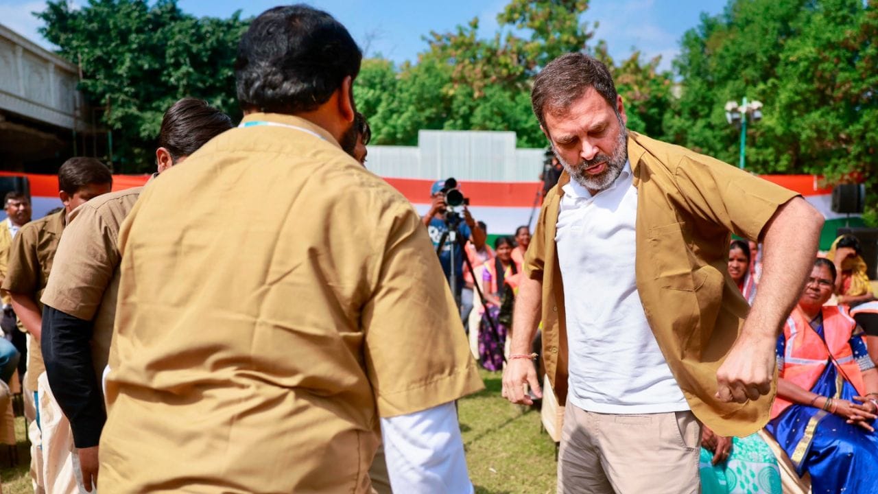 રાહુલ ગાંધીની આ ઈચ્છા પૂરી કરી અને ઓટો ડ્રાઇવરે તેમને શહેરના પ્રવાસ પર લઈ ગયા હતા. ઓટોમાં બેઠેલા રાહુલ ગાંધીની તસવીર શેર કરવાની સાથે કોંગ્રેસે ઓટો ડ્રાઈવરો અને સફાઈ કામદારોની સમસ્યાઓ સાંભળતી તસવીરો પણ ફેસબુક પર શેર કરી છે.