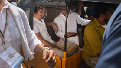 તેલંગાણામાં ચૂંટણી પ્રચાર કરી રહેલા રાહુલ ગાંધીએ ફરી એકવાર રેલીઓ અને ચૂંટણી સભાઓને સંબોધવાની તેમની પરંપરાગત રીત તેમજ જનતા સુધી પહોંચવાની તેમના ખાસ અંદાજથી લોકોને ચોંકાવ્યા છે.