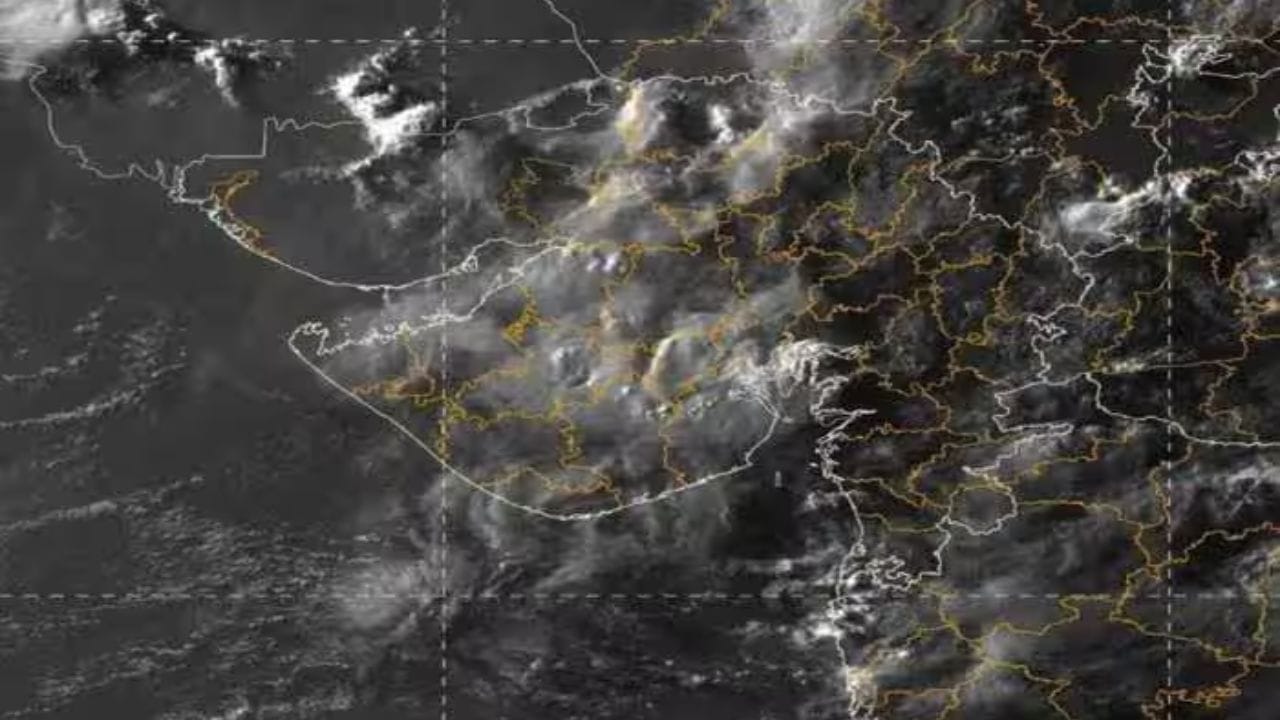 વરસાદને લઈ હવામાન વિભાગે આગાહી કરી છે કે આગામી દિવસ દરમિયાન કેટલાક ભાગોમાં છૂટોછવાયો વરસાદ પડશે.
