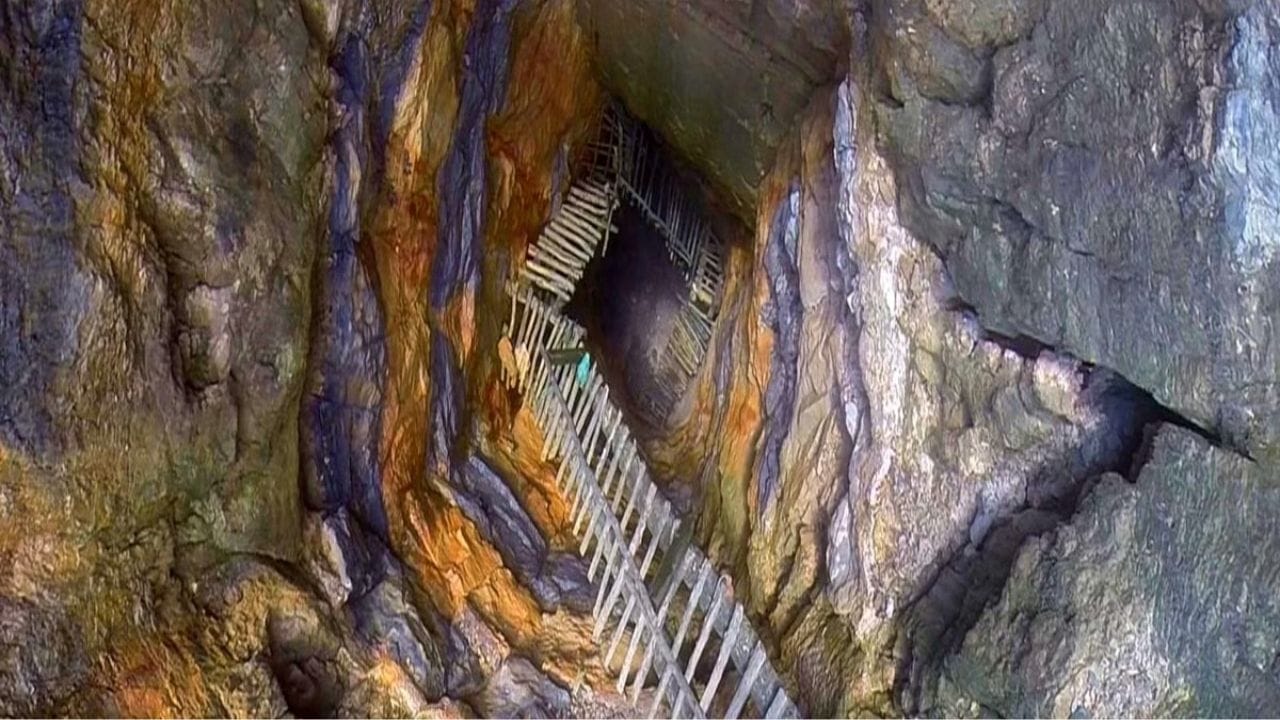 ખાણોમાં કામ કરતા લોકો માટે રેટ હોલ માઈનિંગની ટેક્નિક ઘણી ખતરનાક સાબિત થઈ છે. તેથી, વર્ષ 2014 માં, NGT એટલે કે નેશનલ ગ્રીન ટ્રિબ્યુનલે તેના પર પ્રતિબંધ મૂક્યો હતો. તેમ છતાં મેઘાલય જેવા રાજ્યોમાં તેનો ઉપયોગ ચાલુ રહ્યો હતો.