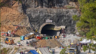 ઉત્તરકાશીની સિલ્ક્યારા ટનલમાં છેલ્લા 17 દિવસથી ફસાયેલા 41 મજૂરો માત્ર આશાના આધારે જીવી રહ્યા છે. તેઓને બહાર કાઢવા માટે બચાવ કામગીરીમાં વારંવાર મુશ્કેલીઓ આવી રહી છે. હાલમાં જે રીતે ખોદકામ કરવામાં આવી રહ્યું છે, તેને 'રેટ હોલ' ટેકનિક કહેવામાં આવે છે.