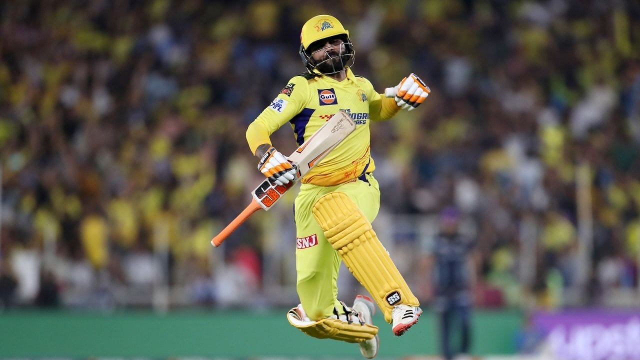 ભારતમાં વર્ષ 2008માં આઈપીએલની શરૂઆત થઈ હતી. જાડેજા તે સમયે અંડર-19 વર્લ્ડ કપ ટીમનો ભાગ હતો. પ્રથમ સિઝનમાં તેને રાજસ્થાન રોયલ્સ તરફથી ખરીદ્યો હતો. તેણે શાનદાર પ્રદર્શન કર્યું અને 430 રન બનાવ્યા હતા.