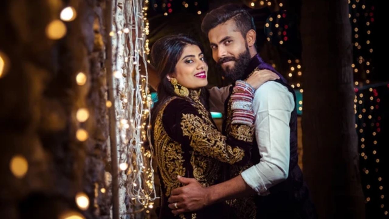 રવિન્દ્ર જાડેજા ઘણીવાર મેદાન પર તલવારબાજીની સ્ટાઈલમાં સેલિબ્રેશન કરતો જોવા મળે છે. અડધી સદી અને સદી પૂરી કર્યા બાદ જાડેજાને બેટથી તલવારબાજી કરવી પસંદ છે. રિયલ લાઈફમાં પણ જાડેજા ઘોડેસવારી અને તલવારબાજીનો શોખીન છે.