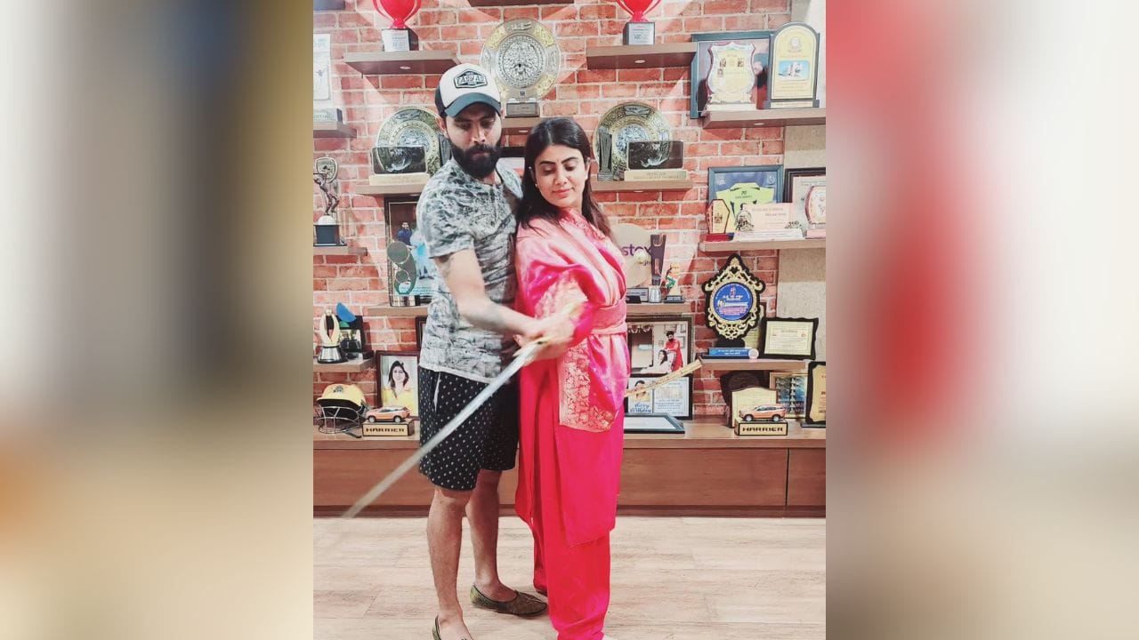 જાડેજાની પત્ની રિવાબાએ સોશિયલ મીડિયા પર ફોટા પોસ્ટ કર્યા છે જેમાં તે તેના પતિ સાથે તલવારબાજીમાં હાથ અજમાવતી જોવા મળી રહી છે. 