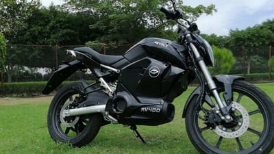 આજના યુગમાં દરેક વ્યક્તિ તેની જરૂરિયાતો અને રોજિંદા સફર માટે વાહનની ખરીદી કરતો હોય છે. ત્યારે જો તમે નવું બાઈક ખરીદવાનો પ્લાન બનાવી રહ્યા છો તો અમે તમને જણાવીશું કે તમે નવું બાઈક ક્યાંથી ખરીદશો તો ફાયદો થશે. 