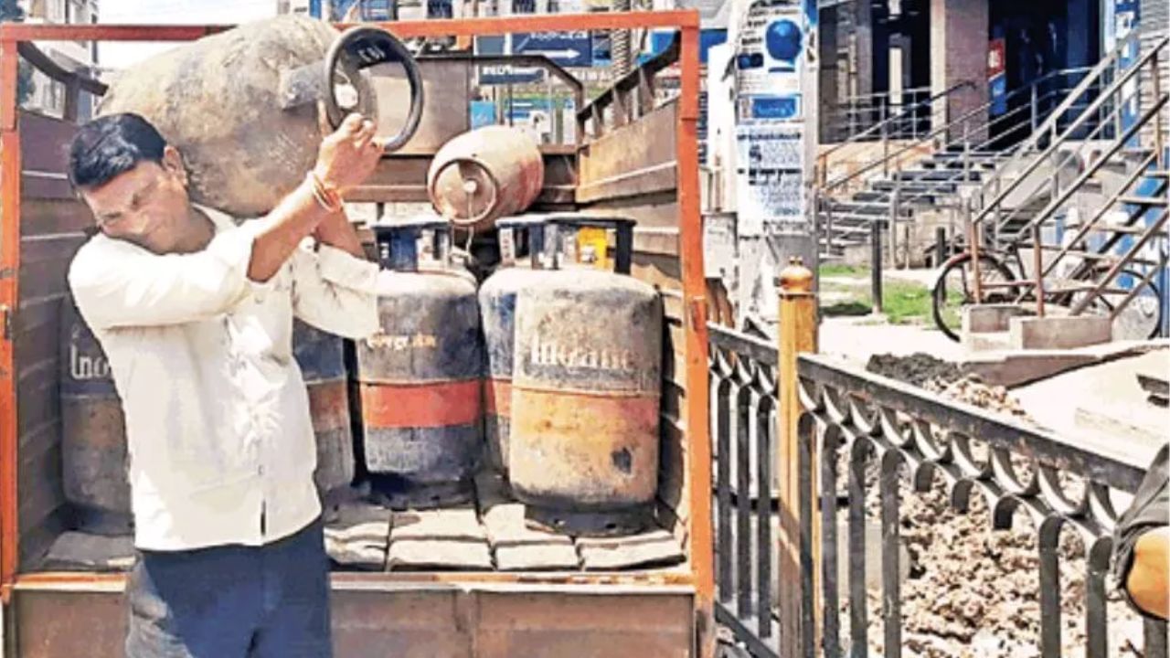 રાઇઝિંગ સ્ટાર રિંકુ સિંહનો જન્મ 12 ઓક્ટોબર 1997ના રોજ ઉત્તર પ્રદેશના અલીગઢ જિલ્લામાં થયો હતો. રિંકુ પાંચ ભાઈ-બહેનોમાં ત્રીજા નંબરે છે. તે ખૂબ જ સામાન્ય પરિવારમાંથી આવે છે. રિંકુના પિતા ખાનચંદ્ર સિંહ લોકોના ઘરે એલપીજી સિલિન્ડર પહોંચાડવાનું કામ કરે છે. પહેલા તો રિંકુના પિતાને તેનું ક્રિકેટ રમવું પસંદ નહોતું. તે ઈચ્છતો હતો કે રિંકુ સારા ભવિષ્ય માટે અભ્યાસ પર ધ્યાન આપે. પરંતુ રિંકુ ક્રિકેટને પસંદ કરતો હતો અને તે રમવામાં ઘણો સમય પસાર કરતો હતો. આનાથી દલીલો થતી અને ક્યારેક તેના પિતા તેને ઠપકો આપવા માટે લાકડીનો પણ ઉપયોગ કરતા.