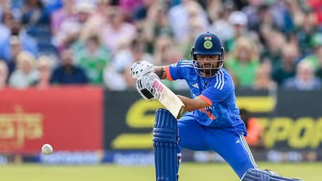 રિંકુ સિંહ એવું નામ જે ભારત ઓસ્ટ્રેલિયા T20 મેચ બાદ દરેકના મોઢા પર છે અને આ તેના એક કારનામના કારણે થયું છે. T20 મેચમાં રિંકુની છેલ્લી સિક્સ છે દરેક લોકોને યાદ રહેશે. કારણ કે ભારત ઓસ્ટ્રેલિયાના વર્લ્ડ કપમાં ભારતની હાર બાદ ઓસ્ટ્રેલીયા સામેની પહેલી  T20 મેચમાં સાનદાર પ્રદર્શન કરી ભારતને જીત આપવી છે. આ પહેલા પણ રિંકુ સિંહ તેના પ્રદર્શ્નને કારણે ચર્ચામાં રહ્યો છે કારણ કે IPL 2023 ની 13મી મેચમાં, કોલકાતા નાઈટ રાઈડર્સએ ગુજરાત ટાઇટન્સના હાથમાંથી મેચ છીનવી લીધી  હતી. જેમાં રિંકુ એ એક ઓવરમાં 5 સિક્સ ફટકારીને KKRને જીત આપવી હતી. 