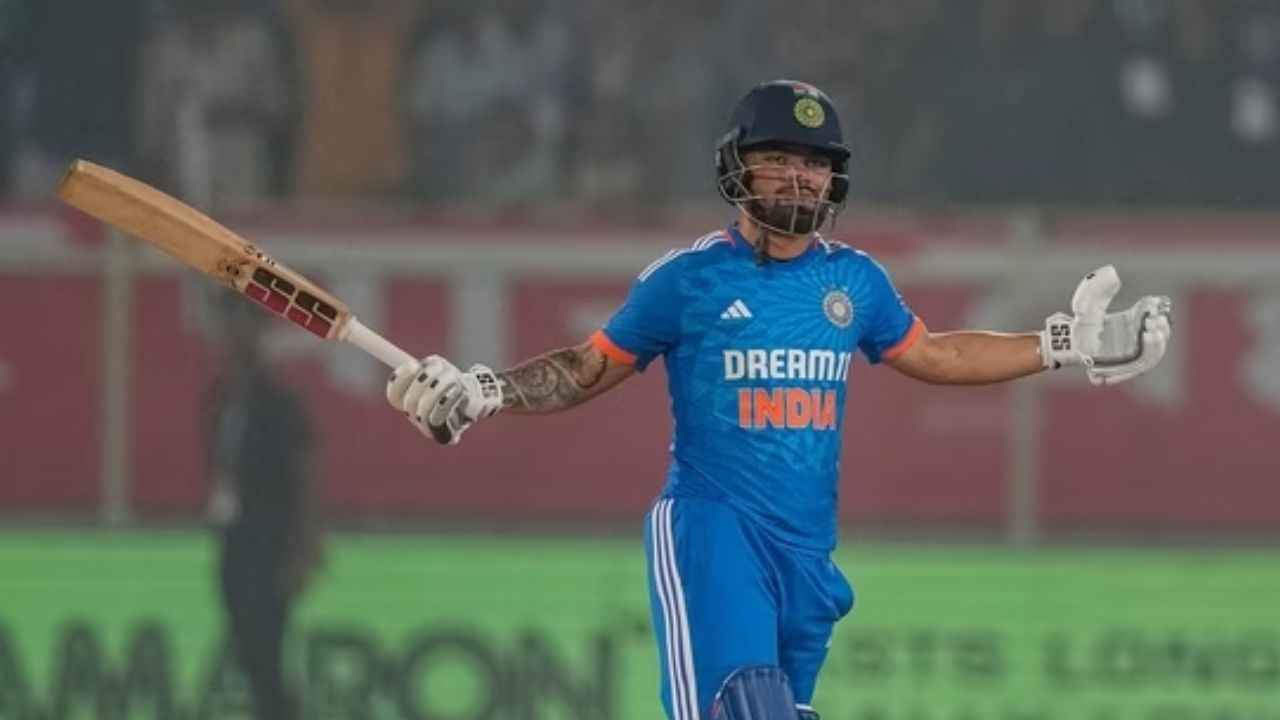 રિંકુને તેના પરિવારનો સંપૂર્ણ સહયોગ મળ્યો, પરંતુ પરિવાર આર્થિક સંકટમાંથી પસાર થઈ રહ્યો હતો. આવી સ્થિતિમાં પિતાને દેવાના બોજમાંથી બહાર કાઢવા માટે રિંકુએ નોકરી કરવાનું નક્કી કર્યું. તેને કોચિંગ સેન્ટરમાં સફાઈ કામદાર તરીકે નોકરી મળી. પરંતુ રિંકુનું દિલ ક્રિકેટ પર જ કેન્દ્રિત હતું. થોડા દિવસો પછી તેણે આ નોકરી છોડી દીધી. આ પછી તેણે પોતાનું ધ્યાન ક્રિકેટ પર કેન્દ્રિત કરવાનું શરૂ કર્યું. રિંકુને તેની સફરમાં તેના કોચ મસૂદ અમીનનો સાથ મળ્યો. જેણે તેના મુશ્કેલ સમયમાં પણ તેને સાથ આપ્યો હતો. તેમને તાલીમ આપી. અંડર-16 ટ્રાયલમાં બે વખત ફેલ થયા બાદ જીશાન નામના યુવકે પણ રિંકુ સિંહને ઘણી મદદ કરી હતી. જેના વિશે રિંકુએ પોતે એક ઈન્ટરવ્યુ દરમિયાન ખુલાસો કર્યો છે. તેની પાસે ક્રિકેટ કીટથી લઈને શૂઝ સુધી કંઈ ખરીદવા માટે પૈસા નહોતા.