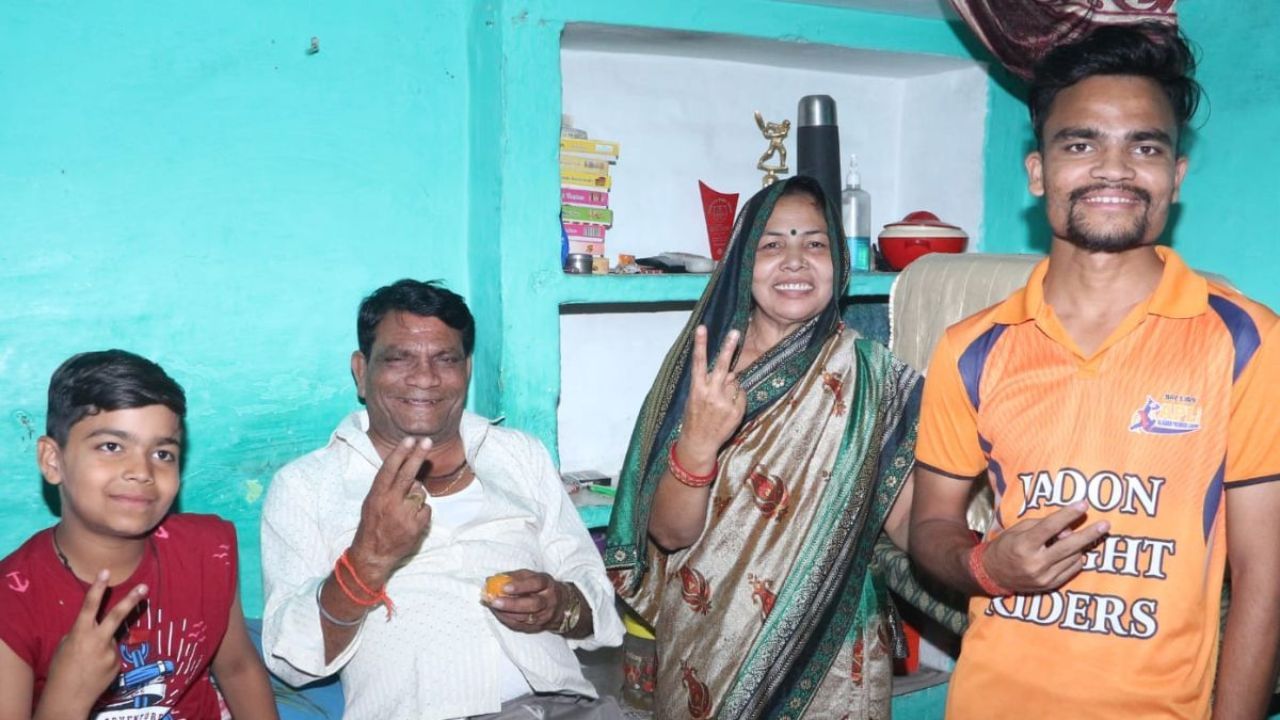 આ તમામ મહેનતો બાદ રિંકુને તેની મહેનતનું ફળ મળ્યું. વર્ષ 2014માં તેને ઉત્તર પ્રદેશની ટીમ સાથે લિસ્ટ-A અને T20માં ડેબ્યૂ કરવાની તક મળી. તેણે તેની પહેલી જ લિસ્ટ A મેચમાં 87 બોલમાં 83 રનની શાનદાર ઇનિંગ રમી હતી. આ પછી, તેણે સૈયદ મુશ્તાક અલી ટ્રોફીમાં વિદર્ભ સામેની તેની પ્રથમ મેચમાં માત્ર 5 બોલમાં 24 રનની ઇનિંગ રમીને ક્રિકેટના દિગ્ગજ લોકોનું ધ્યાન આકર્ષિત કર્યું. જોકે આ બાદ હાલમાં રિંકુ સિંહ ક્રિકેટને લઈ ચર્ચામાં છે. કારણ કે, ભારત ઓસ્ટ્રેલિયા વચ્ચે ચાલી રહેલી T20 ક્રિકેટની પહેલી મેચમાં તેણે સ્ટાર પ્લેયર તરીકે કામ કર્યું છે. રિંકુ સિંહ એવો પ્લેયર છે જેને આ મેચમાં સૌથી વધુ પ્લેયરો સાથે પાર્ટનરશિપ કરી છે. જેમાં સૌથી વધુ રનની પાર્ટનરશિપ સૂર્યકુમાર યાદવ સાથે કરી છે જેમાં બંને પ્લેયરે 17 બોલમાં 40 રન કર્યા હતા. જોકે આ બાદ અક્ષર પટેલ સાથે 11 બોલમાં 13 રન, ત્યાર બાદ રવિ બિશ્નોઇ સાથે અને આર્ષદીપ સિંહ અને મુકેશ કુમાર સાથે તેણે આ T20 મેચમાં પાર્ટનરશિપ કરી હતી. 