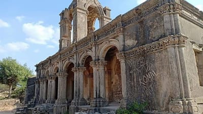 રોહા કિલ્લો ભુજથી લગભગ 50 કિલોમીટર દૂર આવેલો છે.  તે લગભગ 16 એકરનો વિસ્તાર આવરી લે છે અને તે મુખ્ય માર્ગ દ્વારા જોડાયેલ છે.  તેની ઊંચાઈ જમીનની સપાટીથી 500 ફૂટ અને દરિયાની સપાટીથી 800 ફૂટ છે.