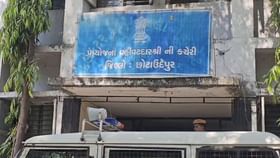 નકલી સરકારી કચેરી કેસમાં આરોપીના 70 બેન્ક ખાતામાં મળ્યા 3 કરોડ રૂપિયા નકલી સરકારી કચેરી કેસમાં આરોપીના 70 બેન્ક ખાતામાં મળ્યા 3 કરોડ રૂપિયા