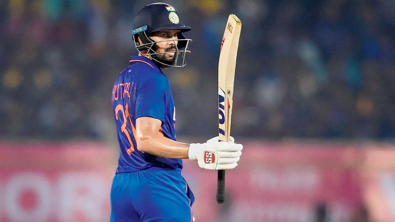 ભારત અને ઓસ્ટ્રેલિયા વચ્ચે બીજી T20 મેચમાં ઓપનર બેટ્સમેન ઋતુરાજ ગાયકવાડે હાફ સેન્ચુરી લગાવી છે.