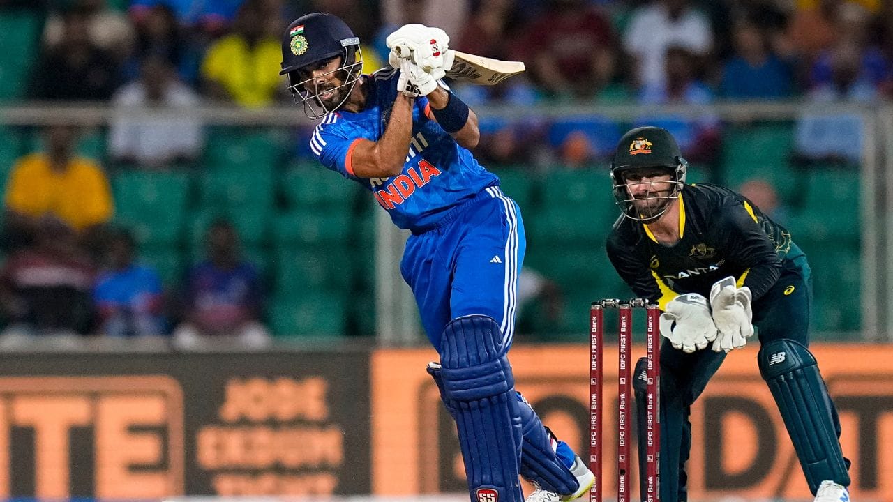 મહત્વનુ છે કે ઋતુરાજે રિંકુ સિંહ, સૂર્યકુમાર યાદવ, ઈશાન કિશન, અને યશસ્વી જયસ્વાલ સાથે પાર્ટનરશીપ કરી હતી. 