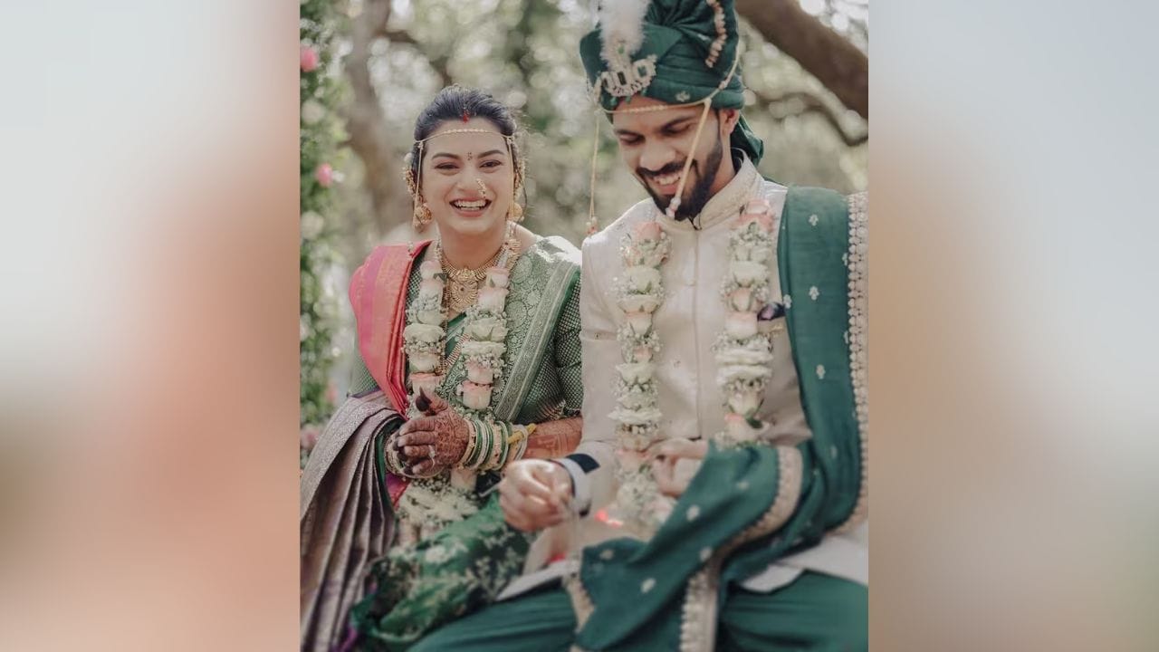 ભારતના સ્ટાર બેટ્સમેન ઋતુરાજ ગાયકવાડે 3 જૂને ઉત્કર્ષા પવાર સાથે લગ્ન કર્યા હતા. ઉત્કર્ષા પણ એક ક્રિકેટર છે, જે મહારાષ્ટ્ર તરફથી રમી ચૂકી છે. (Image: Instagram)