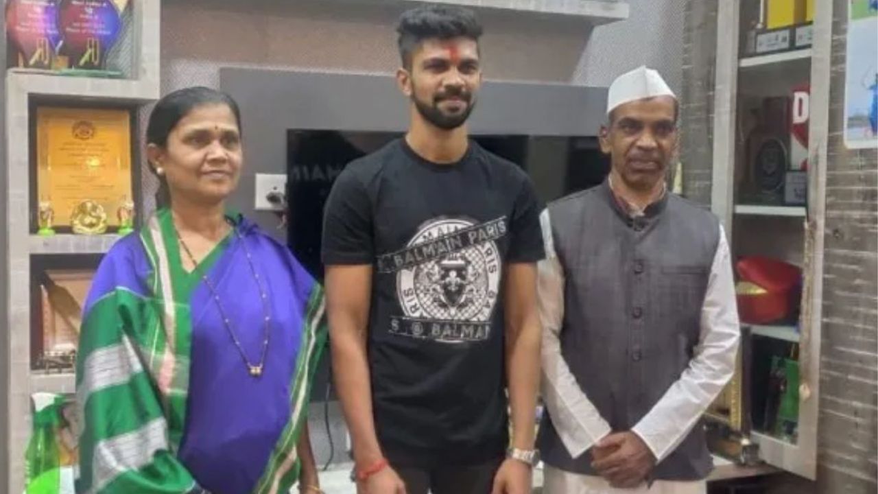 ઋતુરાજને ક્રિકેટર બનાવવામાં તેના માતા-પિતાએ મહત્વની ભૂમિકા ભજવી છે. 3 જૂન, 2023ના રોજ, ઋતુરાજે તેની ગર્લફ્રેન્ડ ઉત્કર્ષ પવાર સાથે લગ્ન કર્યા છે. તો ચાલો જોઈએ ઋતુરાજ ગાયકવાડના પરિવારમાં કોણ કોણ છે.