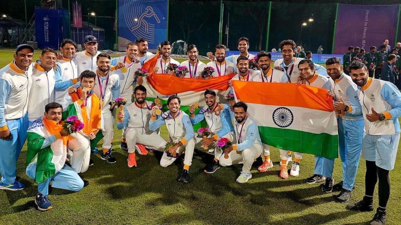 2021માં રુતુરાજ ગાયકવાડને મુશ્તાક અલી ટ્રોફી અને વિજય હજારે ટ્રોફીમાં T20 માં મહારાષ્ટ્ર ટીમનો કેપ્ટન બનાવવામાં આવ્યો હતો.ચેન્નાઈ સુપર કિંગ્સે 2019ની IPLની ઓક્શનમાં રૂતુરાજ ગાયકવાડને રૂ. 20 લાખની મૂળ કિંમતે ખરીદ્યો હતો.