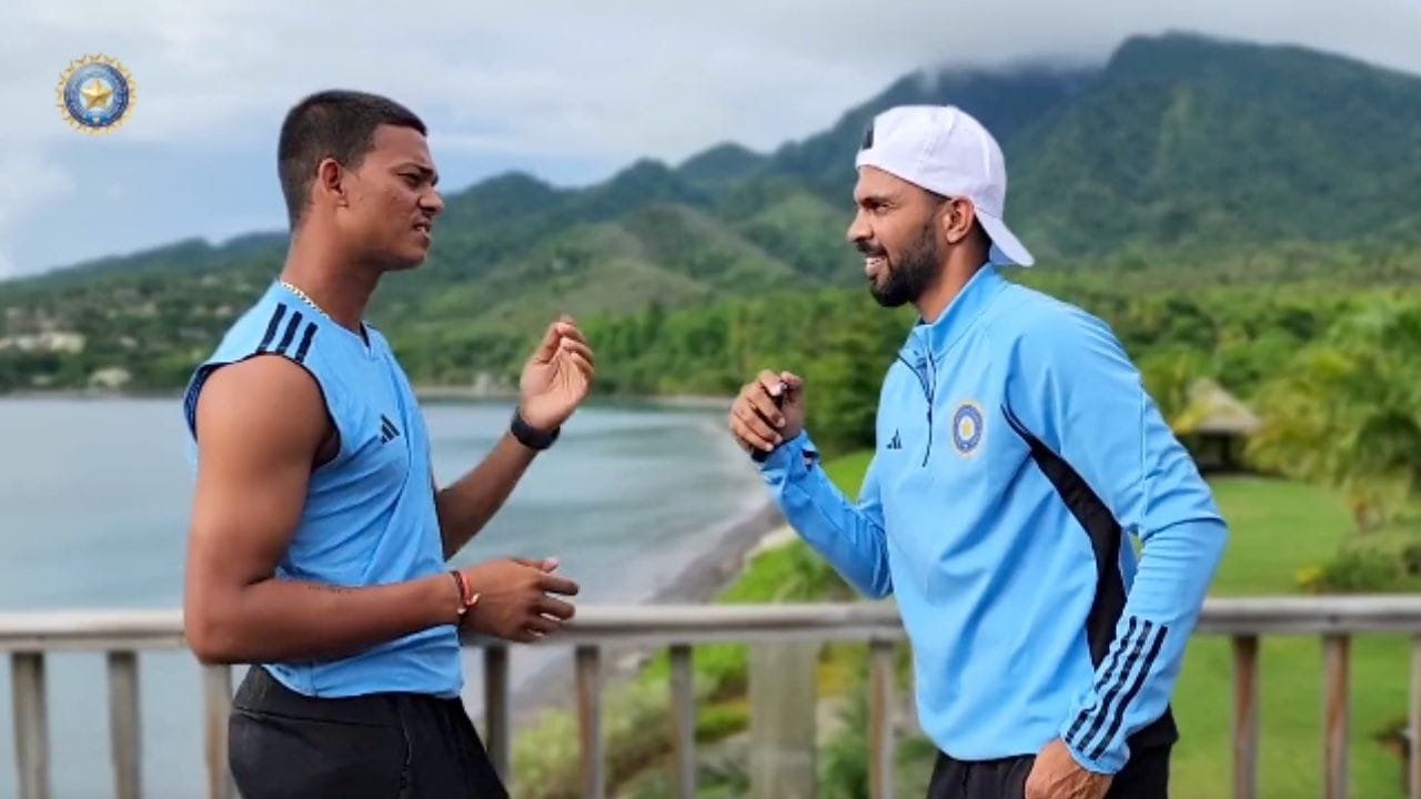 વિશાખાપટ્ટનમાં ઓસ્ટ્રેલિયા વિરુદ્ધ રમાયેલી પહેલી ટી 20 સિરીઝમાં યશસ્વી જયસ્વાલ ક્રિઝ પર આવતાની સાથે પેવેલિયન પરત ફર્યો હતો. તેમણે 8 બોલમાં 2 સિક્સની મદદથી 21 રનની ઈનિગ્સ રમી હતી. બીજી સિરીઝમાં પણ જીત મેળવી લીધી છે. આ સાથે ભારતીય ટીમે 5 મેચની સિરીઝમાં 2-0થી લીડ મેળવી લીધી છે. લોકો કહી રહ્યા હતા કે,ડ્રેસિંગ રુમનું વાતાવરણ ચોક્કસ ખરાબ થયું હશે પરંતુ શું થયો તે વાતનો ખુલાસો ખેલાડીએ કર્યો છે.