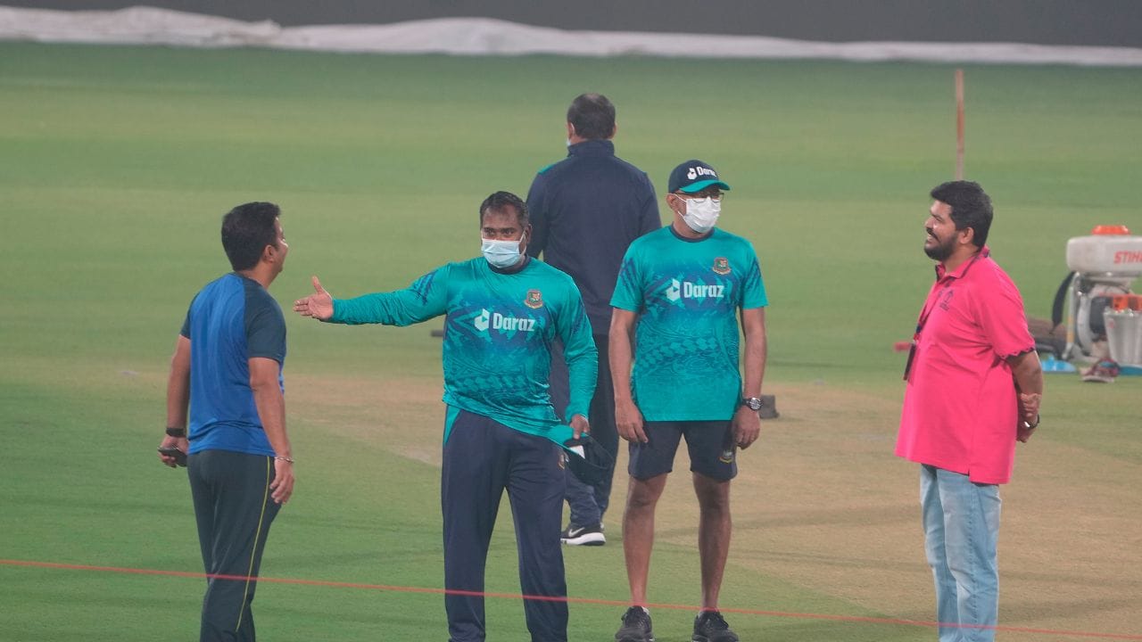 ICC ના આર્ટિકલ 2.8 ઓન પ્લેઇંગ કંડીશન મુજબ, "જો કોઈપણ સમયે અમ્પાયરો સંમત થાય કે મેદાન, હવામાન અથવા પ્રકાશ અથવા અન્ય કોઈપણ સંજોગો ખતરનાક અથવા અયોગ્ય છે, તો તેઓ તરત જ રમતને સ્થગિત કરશે અથવા રમત બંધ કરશે." 