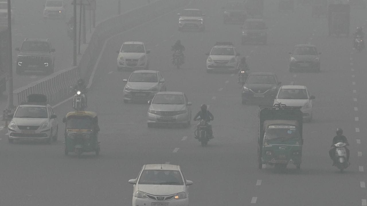 ઇન્ટરનેશનલ ક્રિકેટ કાઉન્સિલ (ICC) એ સ્પષ્ટ કર્યું છે કે મેચ અંગેનો નિર્ણય મેચના દિવસે જ લેવામાં આવશે. મેચ અધિકારીઓ સોમવારે હવાની ગુણવત્તા તપાસશે.