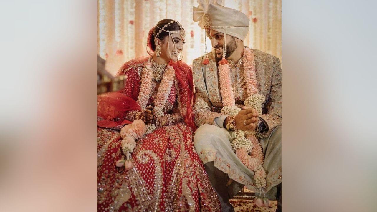 ભારતીય ક્રિકેટ ટીમના ઓલરાઉન્ડર શાર્દુલ ઠાકુરે તેની ગર્લફ્રેન્ડ મિતાલી પારુલકર સાથે 27 ફેબ્રુઆરીએ મહારાષ્ટ્રમાં લગ્ન કર્યા હતા. (Image: Instagram)