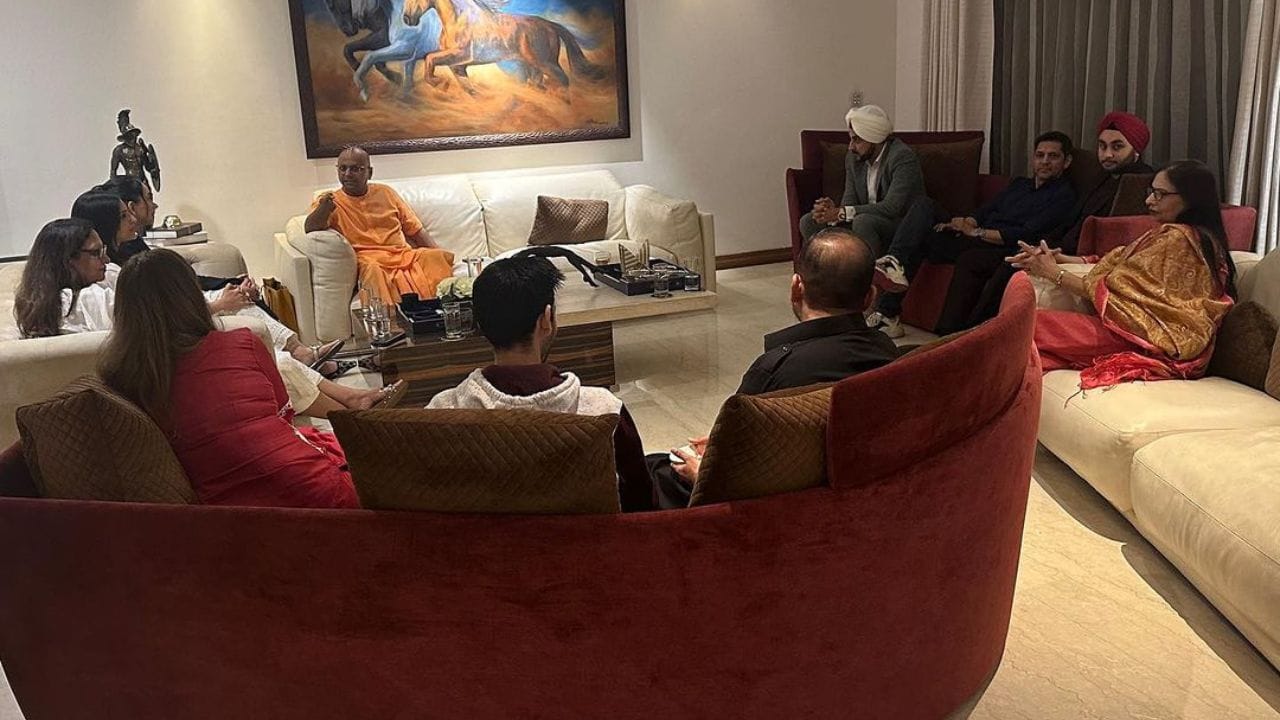 ગોપાલ દાસે કોમેન્ટ કરતાં કહ્યું છે કે તમારી સાથે અને તમારા શાનદાર મિત્રો અને પરિવાર સાથે સમય વિતાવવો ખૂબ જ આનંદદાયક હતો. તમને જાણવું અને તમારા આંતરિક તાલમેલ અને વાસ્તવિક જીવનમાં પણ તમે જે રીતે મેદાન પર અને મેદાનની બહાર શાંત રહો છો તે જોવું અદ્ભુત રહ્યું છે. મારી હાર્દિક શુભેચ્છાઓ અને પ્રાર્થના હંમેશા તમારી સાથે છે.