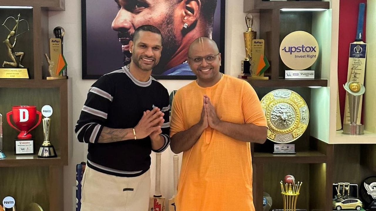 શિખર ધવને ફોટો પોસ્ટ કરતાં લખ્યું છે કે તમે મારા ઘરે જે હૂંફ લાવ્યા તે બદલ તમારો આભારી છું. તમારી હાજરીએ તેને ખરેખર ખાસ બનાવ્યું, જે માત્ર મને જ નહીં પરંતુ મારા પરિવાર અને મિત્રોને પણ જ્ઞાન આપે છે. તમારો પ્રભાવ પ્રતિધ્વનિત હોય છે અને અમે સાથે શેર કરેલી ક્ષણોની અમે કદર કરીએ છીએ. હરે કૃષ્ણ શિખર ધવને લખ્યું છે. 