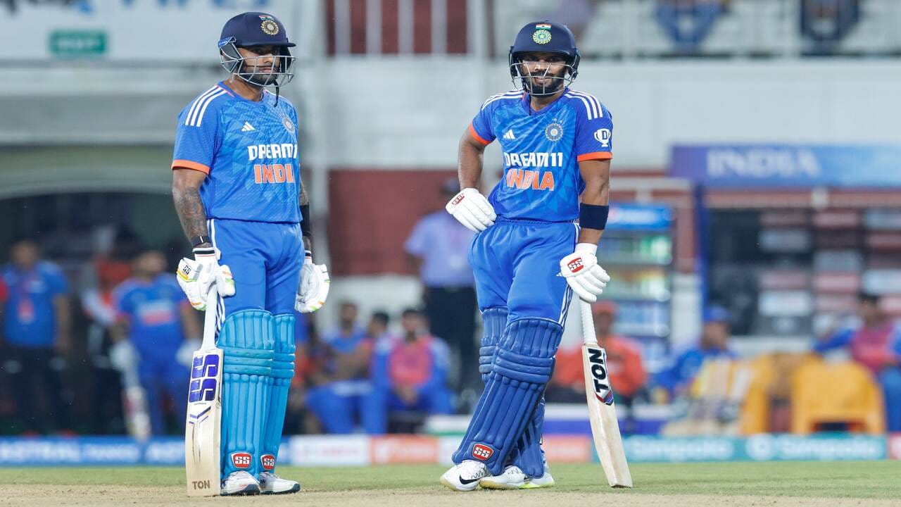 પરંતુ શ્રેયસ અય્યરની વાપસી બાદ કયા ખેલાડીને બહાર બેસવું પડશે? ઓપનર યશસ્વી જયસ્વાલ અને ઋતુરાજ ગાયકવાડે આ સિરીઝમાં પોતાનું કૌશલ્ય બતાવ્યું છે, પરંતુ તિલક વર્મા અપેક્ષા મુજબ પ્રદર્શન કરી શક્યા નથી.