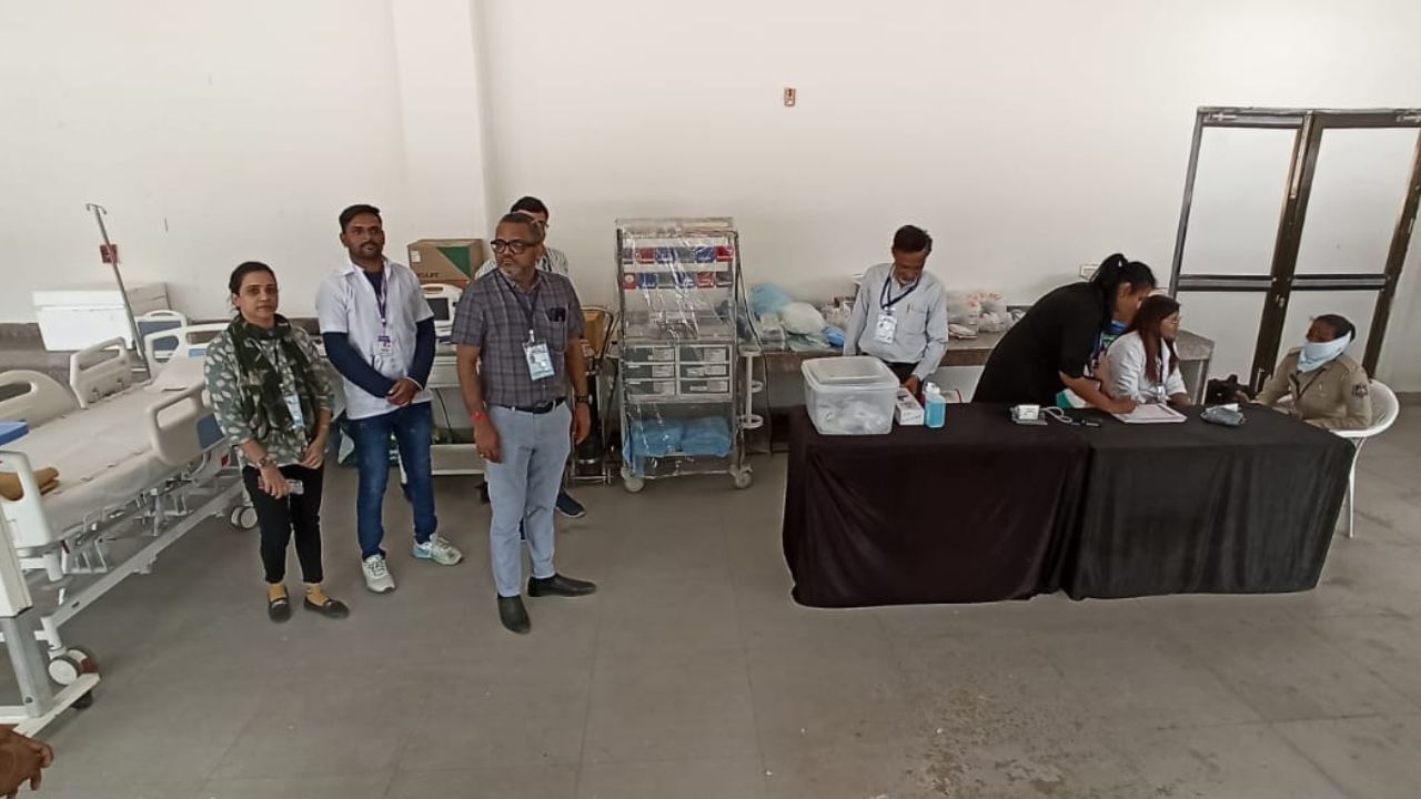 નરેન્દ્ર મોદી સ્ટેડિયમ ખાતે ઊભી કરાયેલી આ મીની હોસ્પિટલમાં ઓક્સિજન, વેન્ટિલેટરની વ્યવસ્થા દર્શકો માટે આશીર્વાદ સમાન છે. જેમાં 16 એમ્બ્યુલન્સ અને 100થી વધુ મેડિકલ સ્ટાફ ખડેપગે હાજર રહેશે.