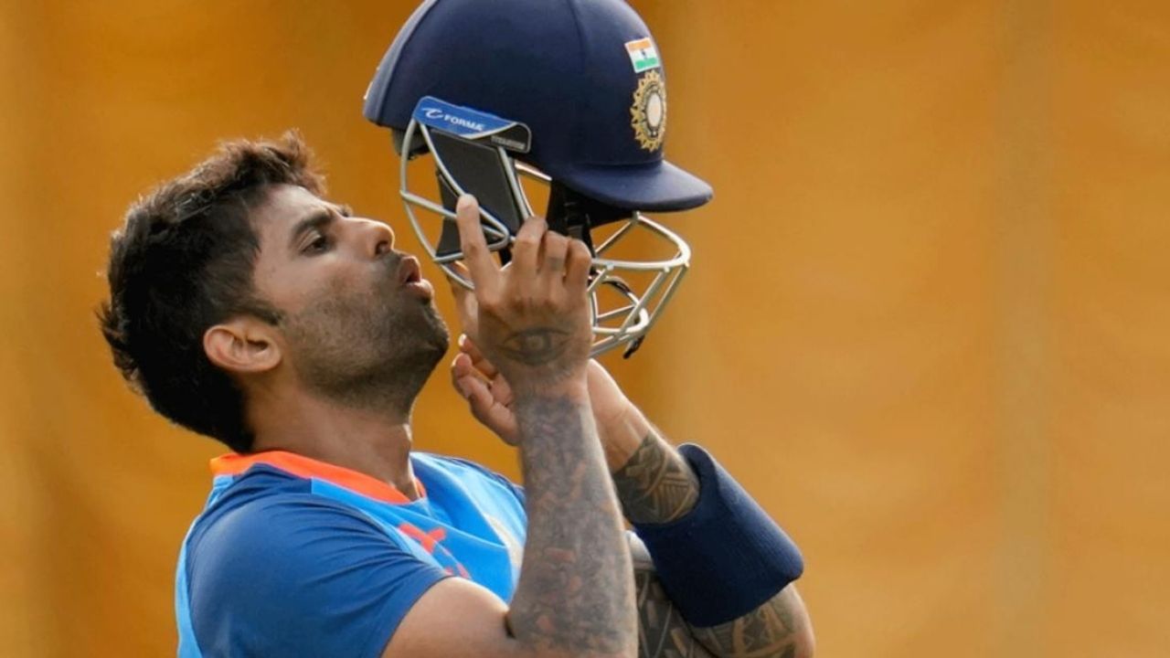 વર્લ્ડ કપ 2023ના મેદાન પર ક્રિકેટર સૂર્યકુમાર યાદવની શાનદાર રહી હતી. હાલમાં સૂર્યકુમાર યાદવ ઓસ્ટ્રેલિયા વિરુદ્ધ ટી 20 સિરીઝમાં ભારતીય ટીમની કેપ્ટનશીપ કરી રહ્યો છે. તેની ટીમ બે મેચ જીતી પણ ચૂકી છે. 