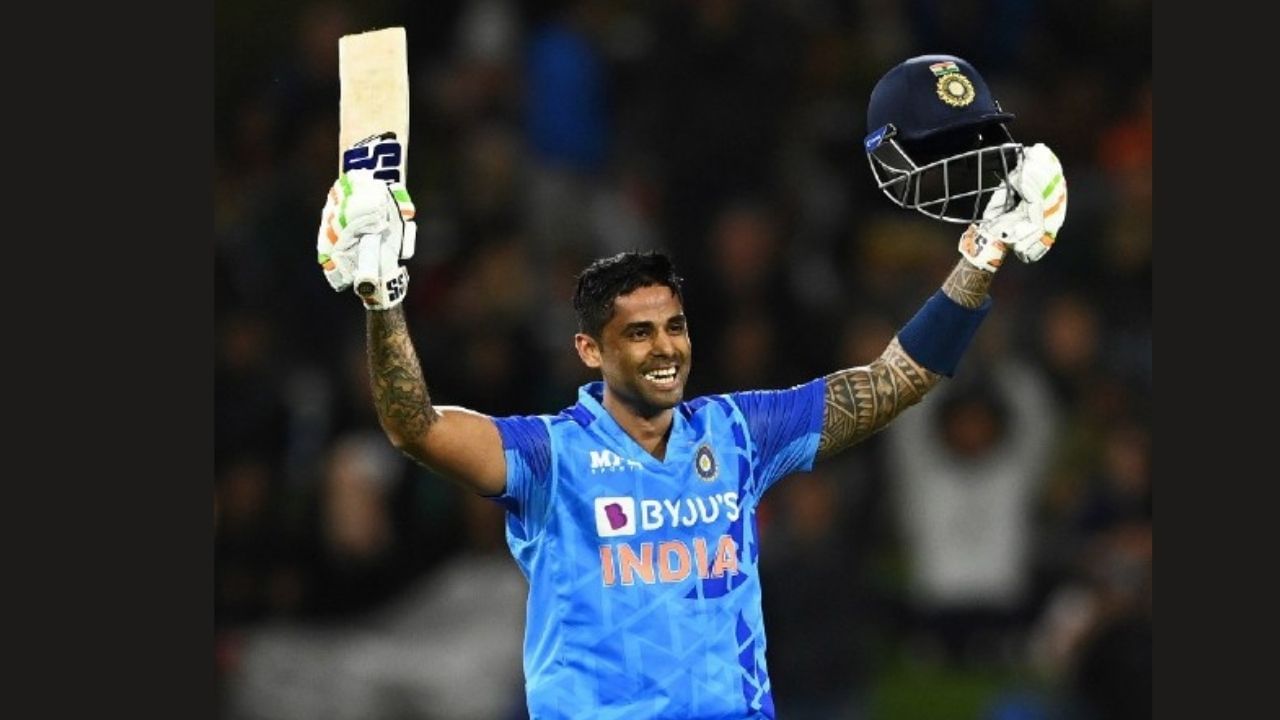 ઇનિંગ્સના કારણે સૂર્ય કુમાર યાદવ બ્રાન્ડ્સનો ફેવરિટ બની ગયો છે. મેદાનમાં મોટા શોટ મારવા માટે પ્રખ્યાત મિસ્ટર 360 તરીકે ઓળખાતો આ ક્રિકેટર અનેક કંપનીઓનો બ્રાન્ડ એમ્બેસેડર છે. તે મેદાનમાં ઉતરતાની સાથે છે અનેક બ્રાન્ડને પ્રમોટ કરતો જોવા મળે છે. તેમાંથી ખાસ વસ્તુ છે તેનું બેટ,