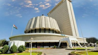 શિવસેના MLAને ગેરલાયક ઠેરવવાનો કેસ: સતત ત્રીજા દિવસે સુનાવણી, શિંદે જૂથના વકીલે પૂછ્યા અનેક સવાલ