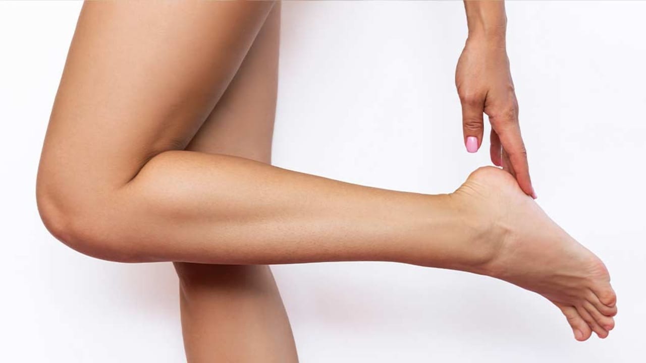 તમારી ત્વચાના સ્વાસ્થ્યનો તમારા આહાર સાથે ગાઢ સંબંધ છે. તમે વિટામિન્સ અને મિનરલ્સથી ભરપૂર સંતુલિત આહાર ખાઓ છો. વિટામિન A અને E, તેમજ ઝીંક અને ઓમેગા -3 ફેટી એસિડ્સ, તમારી ત્વચા માટે ખાસ કરીને ફાયદાકારક હોઈ શકે છે. તમે માછલી, બદામ, ફળો અને શાકભાજી જેવા ખોરાકમાં આ પોષક તત્વો લઈ શકો છો.