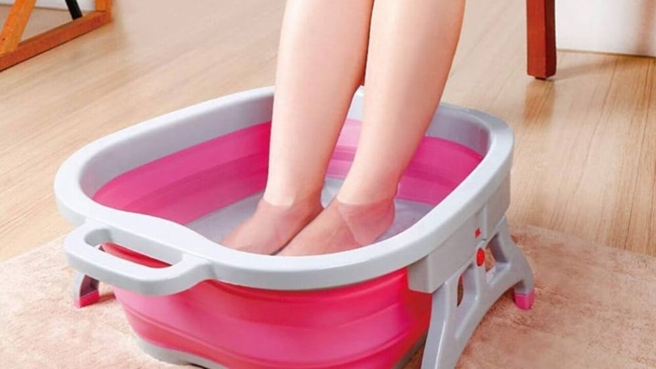 તમારા પગને ગરમ પાણીમાં પલાળવાથી આરામ મળે છે અને શુષ્ક, તિરાડ ત્વચાને નરમ બનાવવામાં મદદ કરે છે. વધારાની રાહત અને એન્ટીબેક્ટેરિયલ ગુણધર્મો માટે પાણીમાં લવંડર અથવા ટી ટ્રી જેવા આવશ્યક તેલના થોડા ટીપા ઉમેરો. પલાળ્યા પછી, તમારા પગને હળવા હાથે સુકાવો અને મોઇશ્ચરાઇઝ કરો.