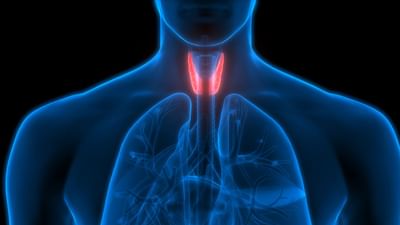 સ્ત્રીઓમાં ઝડપથી વધી રહેલા રોગોમાં થાઈરોઈડ પણ એક ગંભીર સમસ્યા છે. વર્લ્ડ હેલ્થ ઓર્ગેનાઈઝેશન અનુસાર, છેલ્લા 10 વર્ષથી સમગ્ર વિશ્વમાં આ રોગના કેસ ઝડપથી વધી રહ્યા છે. આ રોગ 30 વર્ષથી ઓછી ઉંમરની મહિલાઓમાં પણ જોવા મળે છે. ડોક્ટર્સનું કહેવું છે કે આવું ખાવાની ખોટી આદતો અને બગડેલી જીવનશૈલીના કારણે થઈ રહ્યું છે. થાઇરોઇડ રોગ શરીરમાં હાજર થાઇરોઇડ ગ્રંથિના કાર્યમાં ઘટાડો થવાને કારણે થાય છે. થાઈરોઈડથી પીડિત મહિલાઓએ કઈ બાબતોનું ધ્યાન રાખવું જોઈએ અને શું આયુર્વેદમાં આ બીમારીનો ઈલાજ છે?આવો જાણીએ.ગાઝિયાબાદમાં આયુર્વેદના ડો.ભારત ભૂષણ જણાવે છે કે થાઈરોઈડની બીમારીને આયુર્વેદિક સારવારથી નિયંત્રિત કરી શકાય છે. આ માટે કેટલાક આયુર્વેદિક ઉપાયો અપનાવવાની જરૂર છે. આ માટે તમારે આ વસ્તુઓનું સેવન કરવું જોઈએ.