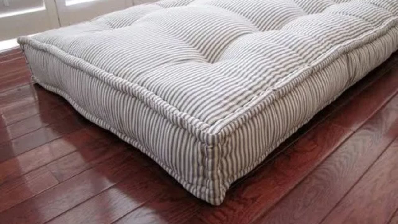 કોઈ પણ ગાદલાને 5 થી 10 વર્ષ તેનું આયુષ્ય હોય છે. પરંતુ જો સાત વર્ષ પછી પણ આપણે તેનો ઉપયોગ કરીએ છીએ તો કમરના દુખાવાની સમસ્યા થઈ શકે છે. 