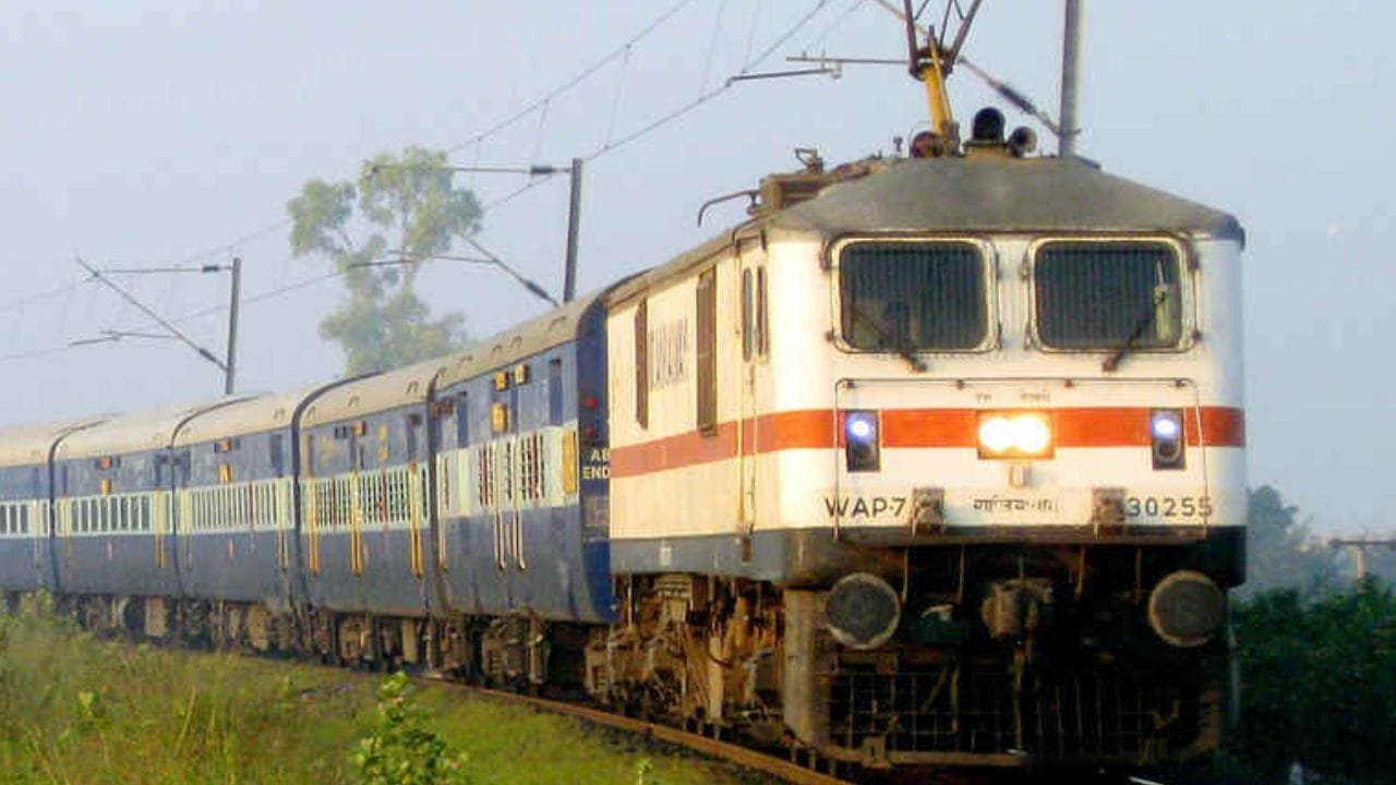 જો કે હાલમાં ભારત-પાકિસ્તાન વચ્ચેની ટ્રેન સેવા પર પ્રતિબંધ છે. તેથી લોકો મુસાફરી કરી શકતા નથી. આ ટ્રેનોમાં પણ પહેલા વિઝાની પ્રક્રિયા કર્યા પછી જ ટિકિટ બુક કરી શકાય છે.