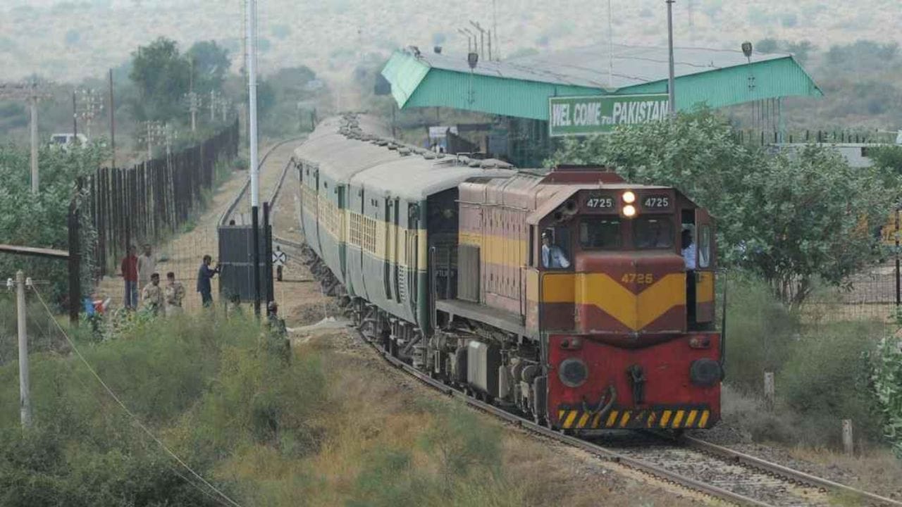 ભારત અને પાકિસ્તાન વચ્ચે પણ બે ટ્રેન સેવાઓ છે. એક છે સમજૌતા એક્સપ્રેસ જે દિલ્હી, અટારીથી લાહોર અને બીજી થાર એક્સપ્રેસ જે રાજસ્થાનના ભગત કી કોઠીથી કરાચી જાય છે. 