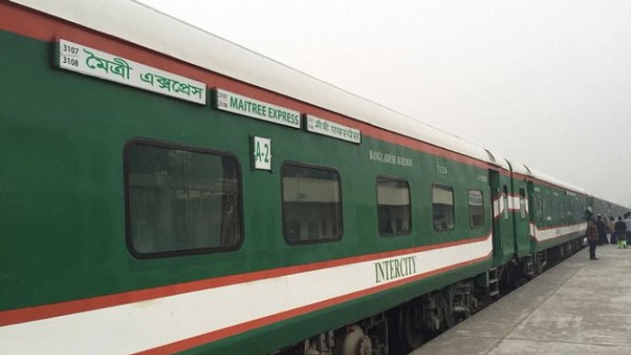 ભારત અને બાંગ્લાદેશ વચ્ચે મૈત્રી એક્સપ્રેસ કોલકાતાથી બાંગ્લાદેશના ઢાકા, બંધન એક્સપ્રેસ કોલકાતાથી બાંગ્લાદેશના ખુલના, મિતાલી એક્સપ્રેસ ભારતના જલપાઈગુડી-સિલિગુડીથી બાંગ્લાદેશના ઢાકા સુધી દોડે છે.