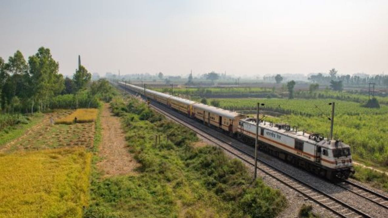 ભારતની આંતરરાષ્ટ્રીય ટ્રેનોની વાત કરીએ તો ભારતથી બાંગ્લાદેશ અને પાકિસ્તાન સુધી ટ્રેનો દોડે છે. ભારતથી બાંગ્લાદેશ વચ્ચે ઘણી ટ્રેનો દોડે છે અને બાંગ્લાદેશના વિસ્તારમાં ભારતના ઉપયોગ માટે વધુ બે સ્ટેશનો જોડવામાં આવ્યા છે.