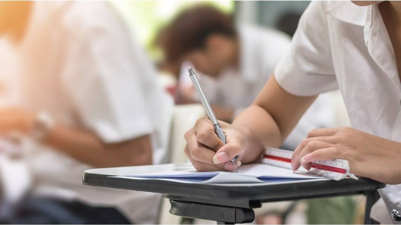 UPSC મુખ્ય પરીક્ષા એ લેખિત પરીક્ષા છે. જેમાં વર્ણનાત્મક પ્રશ્નોના લેખિત જવાબો આપવાના રહેશે. આમાં સારા માર્ક્સ મેળવવા ખૂબ જ મહત્વપૂર્ણ માનવામાં આવે છે. તેથી જો તમારે પ્રથમ પ્રયાસમાં પરીક્ષા પાસ કરવી હોય તો જવાબ લખવાની પ્રેક્ટિસ શરૂ કરો. દરરોજ ઓછામાં ઓછો એક જવાબ લખવાનો પ્રયત્ન કરો, જે તમારી લેખન ક્ષમતાને મજબૂત કરશે. જવાબ પોઈન્ટમાં લખો અને સમયનું પણ ખાસ ધ્યાન રાખો.