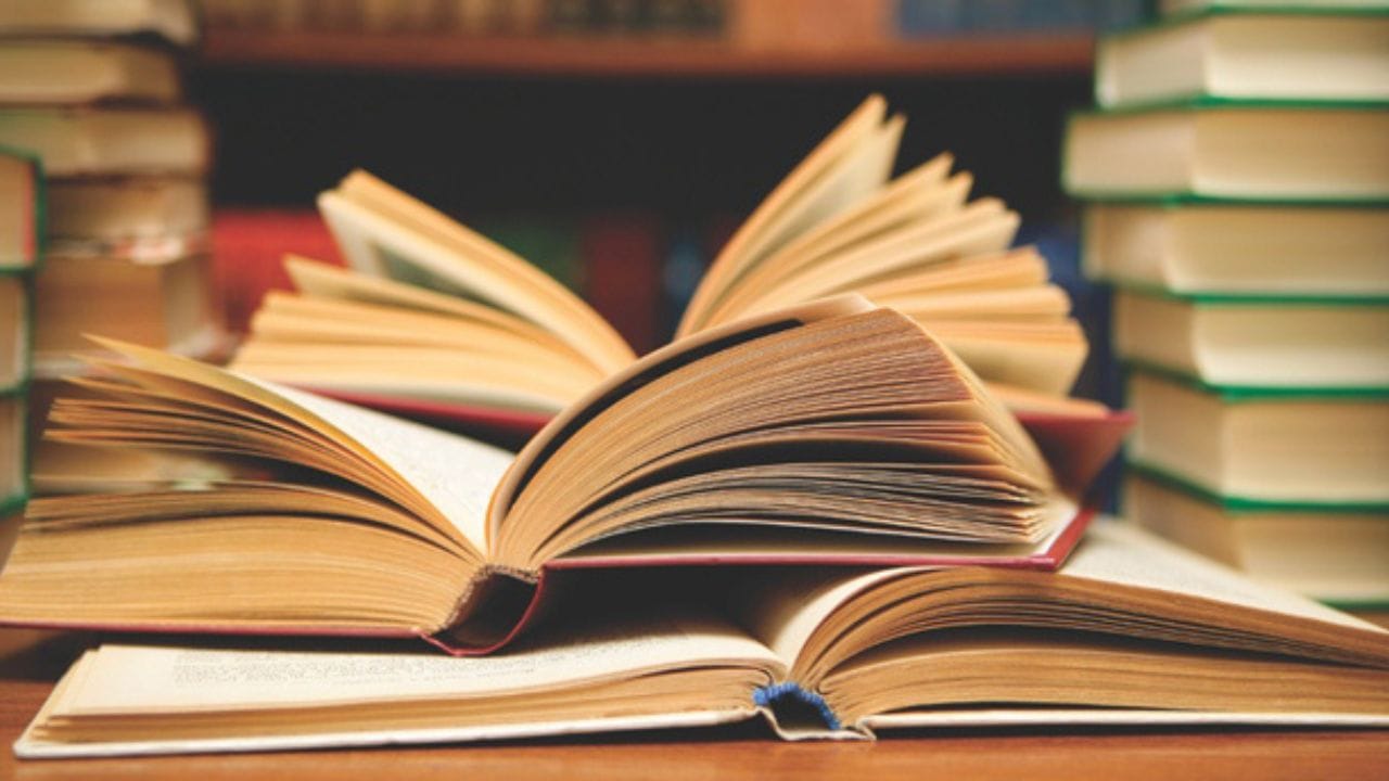 UPSC પરીક્ષાનો અભ્યાસક્રમ ઘણો મોટો હોવાથી તેને એકસાથે આવરી લેવો ખૂબ જ મુશ્કેલ છે. તેથી પહેલા અભ્યાસક્રમને જુદા જુદા ભાગોમાં વિભાજીત કરો અને બધા માટે એક સમય નક્કી કરો. તમારે સિલેબસના દરેક ભાગ માટે અલગથી તૈયારી કરવી જોઈએ.