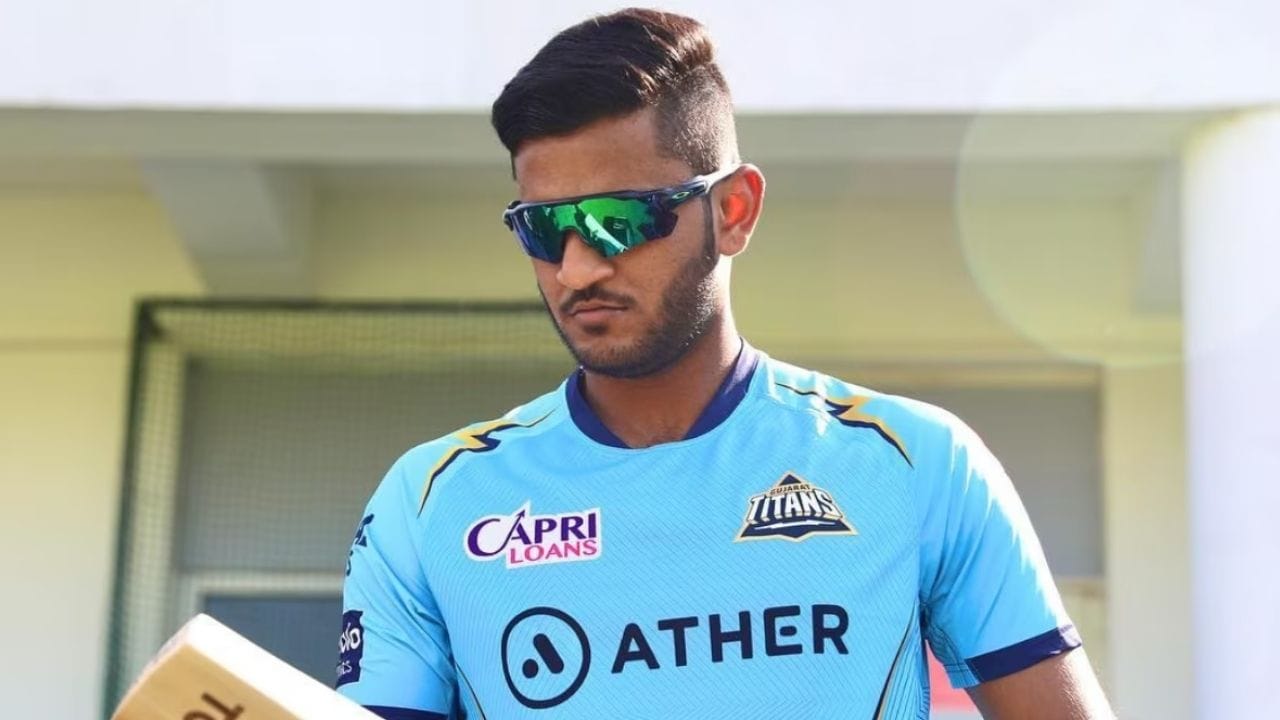 ઉર્વીલ પટેલ ગુજરાતના મહેસાણાનો વતની છે તેનો જન્મ 17 ઓક્ટોબર 1998ના રોજ થયો હતો, તે વિકેટકીપર બેટ્સમેન છે.ઉર્વીલ પટેલ હાલમાં 25 વર્ષનો છે આમ યુવા ખેલાડીની આ શાનદાર પ્રતિભાની દેશ આખો પ્રશંસા કરી રહ્યો છે.