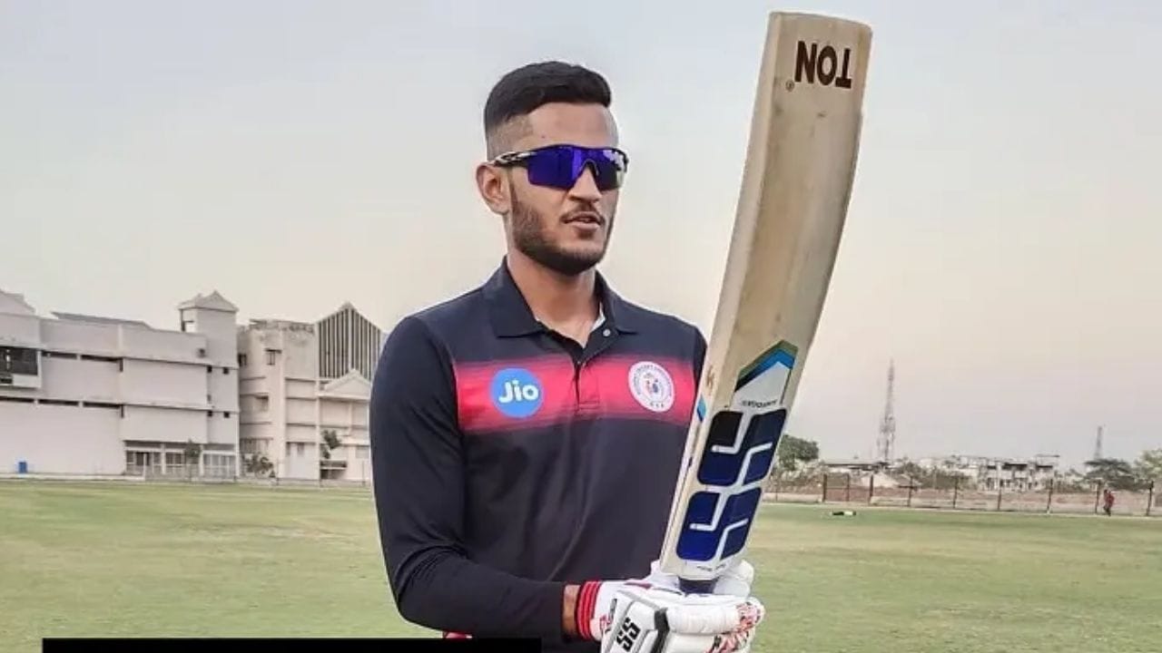 યુસુફ પઠાણે 2010 માં બરોડા તરફથી રમતી વખતે મહારાષ્ટ્ર સામે 40 બોલમાં સદી ફટકારી ત્યારે ભારત માટે સૌથી ઝડપી લિસ્ટ એ સદી ફટકારવાનો રેકોર્ડ બનાવ્યો હતો. જમણા હાથના ઓપનિંગ બેટ્સમેન ઉર્વિલે તેની ઇનિંગ દરમિયાન 9 ચોગ્ગા અને 7 છગ્ગા ફટકાર્યા હતા અને તેની ટીમ ગુજરાતે 13 ઓવરમાં 160 રનનો લક્ષ્યાંક હાંસલ કર્યો હતો.