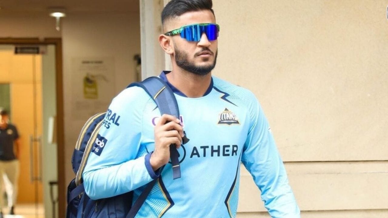 25 વર્ષીય ઉર્વિલને ગુજરાત દ્વારા 2023ની સીઝન માટે યોજાયેલી હરાજીમાં રૂ. 20 લાખની કિંમતે ટીમમાં સામેલ કરવામાં આવ્યો હતો. જોકે આઈપીએલ 2024ની હરાજી પહેલા તેને ગુજરાત ટાઈટન્સે રિલીઝ કરી દીધો, પણ હવે ચોક્કસથી ગુજરાત ટાઈટન્સને આ પ્લેયર ડ્રોપ કરવાનો અફસોસ થતો હશે. ઉર્વીલે બીજા જ દિવસે યોજાયેલી મેચમાં માત્ર 41 બોલમાં શાનદાર સદી ફટકારી. ફ્રેન્ચાઇઝી હવે અફસોસ કરી રહી છે કે તેને ઓછો આંકવામાં આવ્યો હતો.