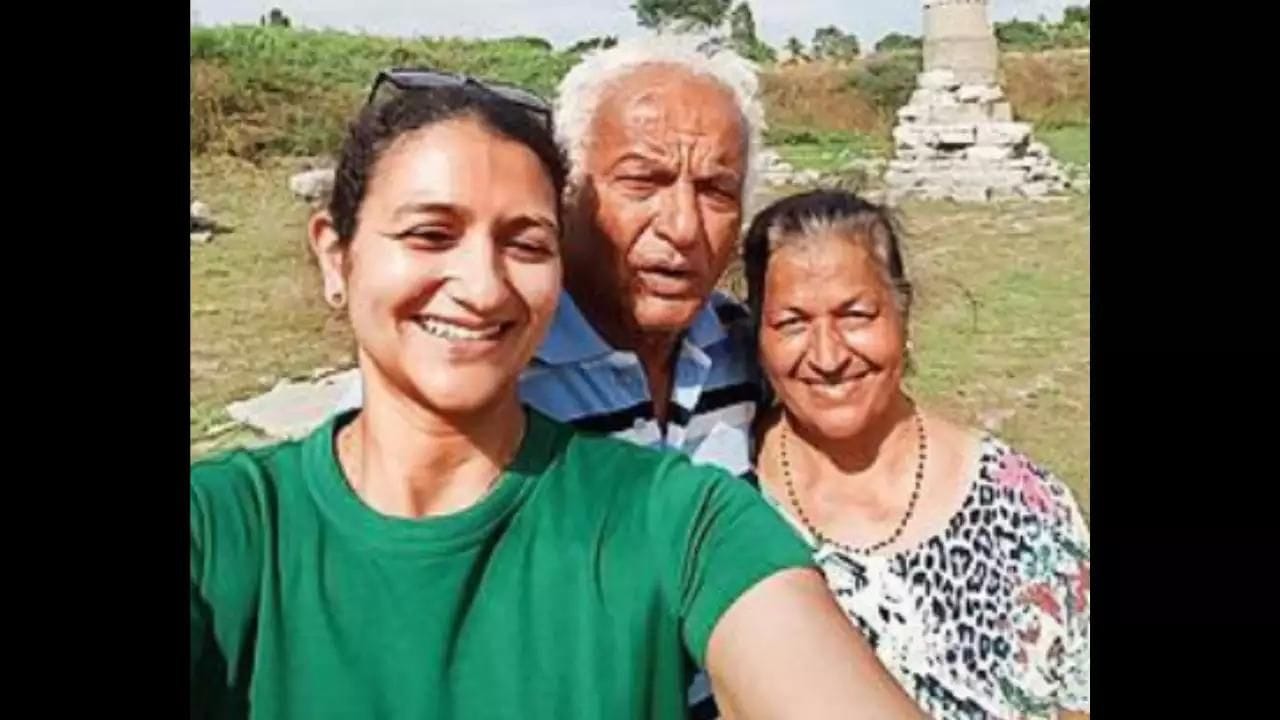 ઉર્મિલા રોઝારિયોના માતા-પિતા, આઈવી અને વેલેન્ટાઈન રોઝારિયો કર્ણાટકના મેંગલોર નજીક કિન્નીગોલીના છે. ઉર્મિલાનો જન્મ ત્યારે થયો હતો જ્યારે આઈવી અને વેલેન્ટાઈન દોહા, કતારમાં કામ કરી રહ્યા હતા. ઉર્મિલાને બાળપણથી જ રમતગમતનો શોખ છે. શાળાના દિવસોમાં તે ક્રિકેટની સાથે બાસ્કેટબોલ અને ટેનિસ પણ રમતી હતી. ઉર્મિલાએ ત્રણ વર્ષ કતાર ટેનિસ ફેડરેશનમાં કામ કર્યું હતું. 