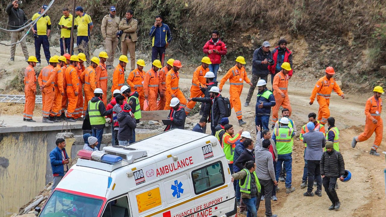 બીઆરઓએ મજૂરોને ટનલમાંથી હોસ્પિટલ સુધી લઈ જવા માટે રસ્તાની વ્યવસ્થા કરી છે. જેથી કામદારોને હોસ્પિટલ લઈ જવામાં કોઈ મુશ્કેલી ન પડે. (Image -  PTI)