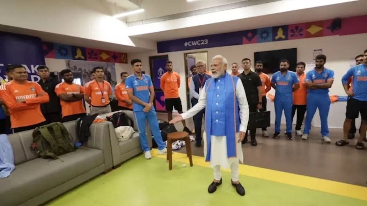 તાજેતરમાં પૂરા થયેલા વર્લ્ડ કપમાં સતત 10 મેચ જીતનાર ટીમ ઈન્ડિયાને ફાઇનલમાં ઓસ્ટ્રેલિયા સામે હારનો સામનો કરવો પડ્યો હતો. બાદમાં, પેટ કમિન્સની આગેવાનીમાં ઓસ્ટ્રેલિયાએ છઠ્ઠી વખત વનડે વર્લ્ડ કપનો ખિતાબ જીત્યો.