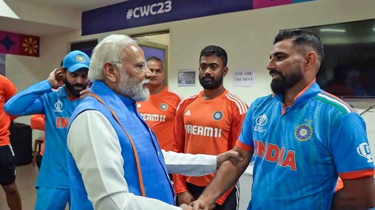 “વડાપ્રધાન મોદી માટે ડ્રેસિંગ રૂમની મુલાકાત લેવી અને ખેલાડીઓનું મનોબળ વધારવું એ અવિશ્વસનીય હાવભાવ હતો. આ તે સમય હતો જ્યારે ખેલાડીઓ સમર્થનની જરૂર હતી. આવા મુશ્કેલ સમયમાં, તમારે પરિવારના સભ્યોની જેમ તમને સાંત્વના આપવા માટે કોઈની જરૂર છે. હું માનું છું કે આ એક હૃદયસ્પર્શી ચેષ્ટા છે જે આપણા ખેલાડીઓને ભવિષ્યની પ્રવૃત્તિઓમાં, ખાસ કરીને્ આવનાર મેચો તેમજ વર્લ્ડકપ જીતવામાં આગળ પ્રોત્સાહિત કરશે.