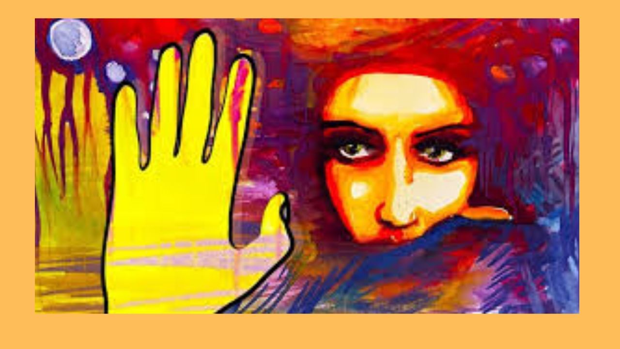 વાસ્તુશાસ્ત્ર અનુસાર હિંસા, શિકાર કે લડાઈ દર્શાવતી તસવીરો ઘરમાં ક્યારેય ન લગાવવી જોઈએ. કહેવાય છે કે આવી તસવીર પોસ્ટ કરવાથી પરિવારમાં તણાવ પેદા થાય છે અને દુખનું વાતાવરણ સર્જાય છે.