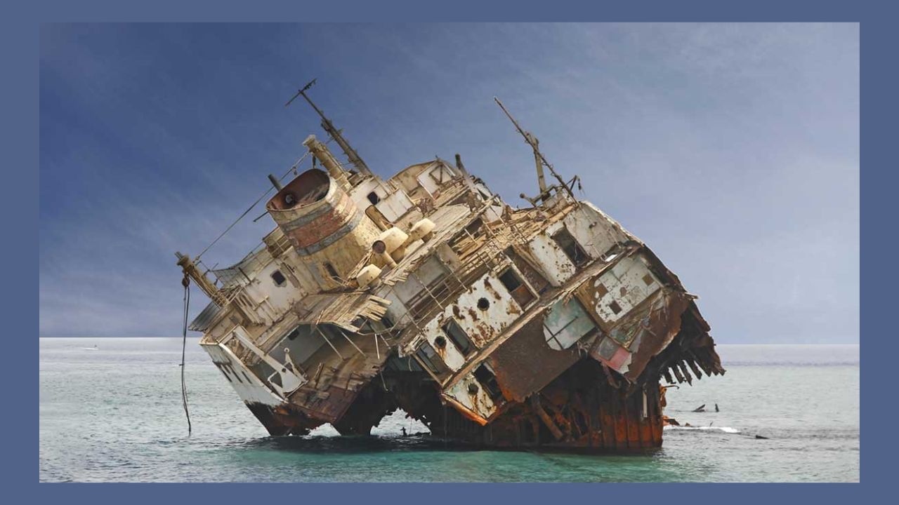 તમે તમારા ઘરમાં ભૂલથી પણ ડૂબતા જહાજ અથવા બોટની તસવીર ન લગાવો.આવું કરવાથી ઘરમાં નકારાત્મક ઉર્જા ફેલાય છે. -નોંધ: અહી આપવામાં આવેલી જાણકારી ધાર્મિક આસ્થાઓ અને લોક માન્યતાઓ આધારિત છે, જેનો કોઈ વૈજ્ઞાનિક આધાર નથી. સામાન્ય જનરૂચિને ધ્યાનમાં રાખીને આ લેખને અહી પ્રસ્તુત કરવામાં આવ્યો છે.